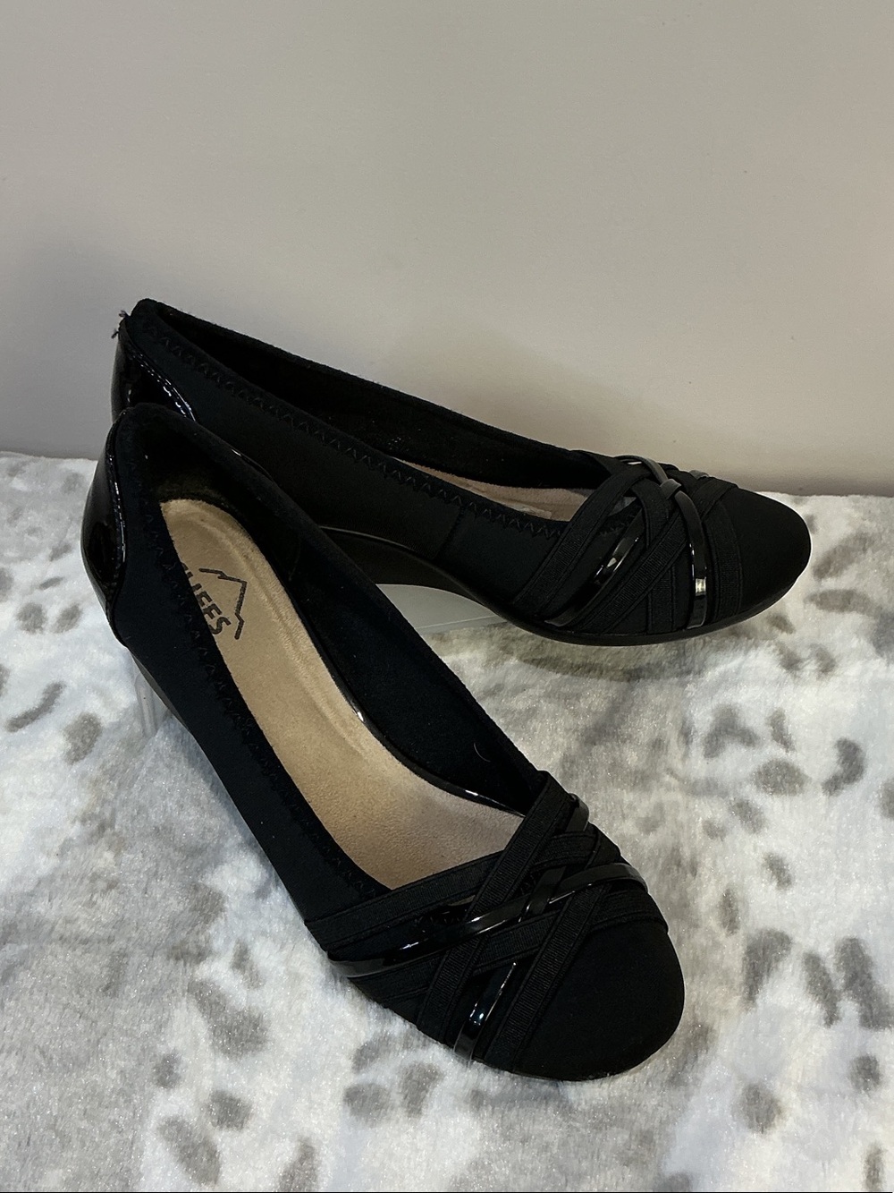 Cliffs by WHITE MOUNTAIN Black Cross-Strap black wedge size 7.5